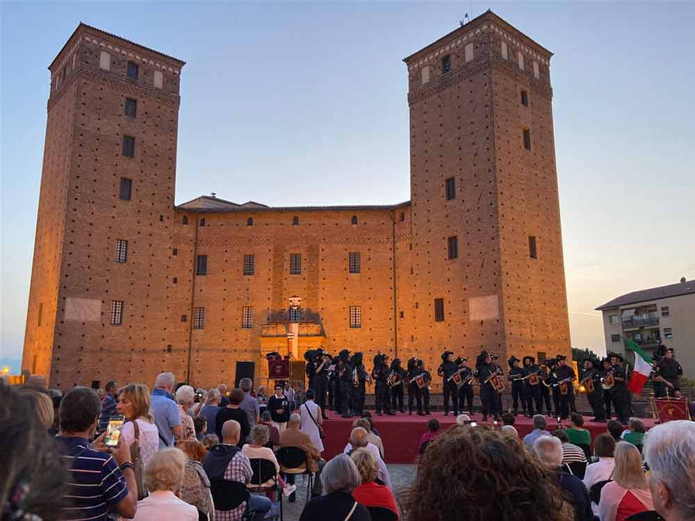 Fanfara dei Bersaglieri di Torre Alfina a Cuneo per il 69° raduno nazionale