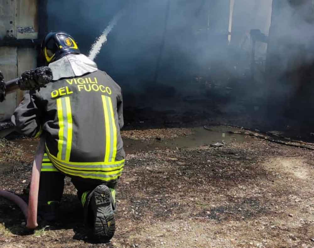 In fiamme rimessa agricola in strada Pian del Cerro.