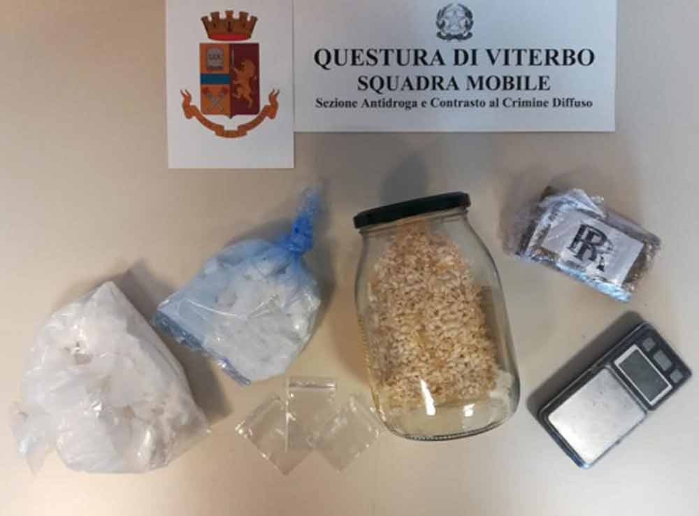 400 grammi di droga rinvenuta in auto e in casa: arrestato giovane.