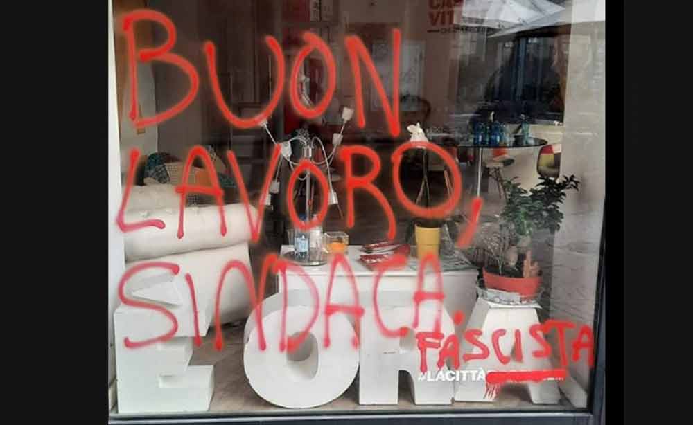“Buon lavoro sindaca fascista”: imbrattata la sede di Chiara Frontini.