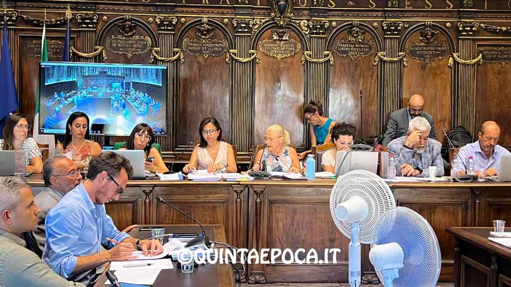 Consiglio comunale, opposizione: «Vogliamo sentire la voce degli assessori. Frontini non può rispondere sempre per loro».
