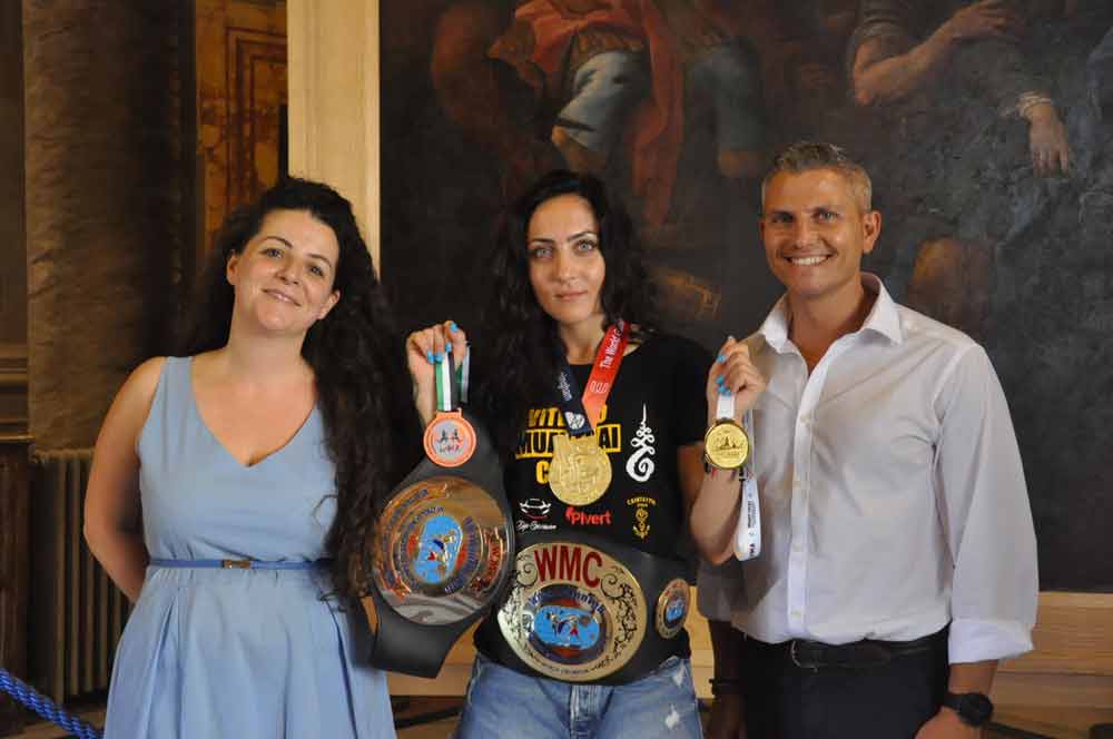 Sindaca Frontini consegna attestato di merito a Sveva Melillo, campionessa mondiale Muay Thai.