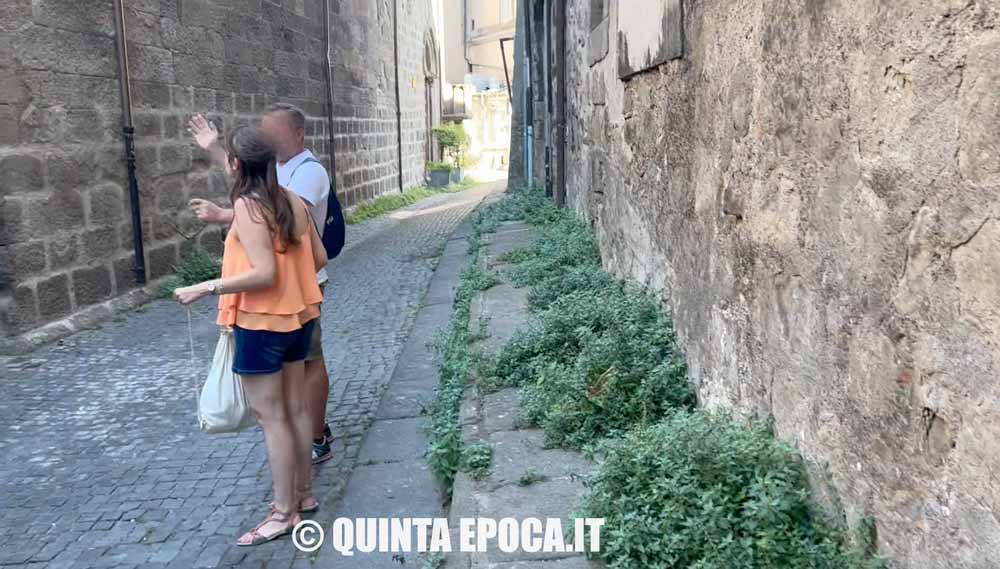 turisti di fronte a santa maria nuova