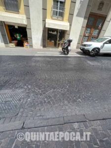 Via Garibaldi strisce pedonali sparite