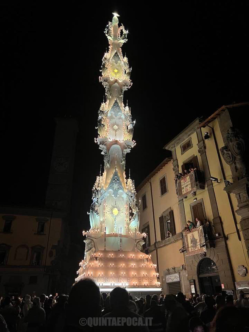 Gloria, la macchina di Santa Rosa, a Piazza del Comune.