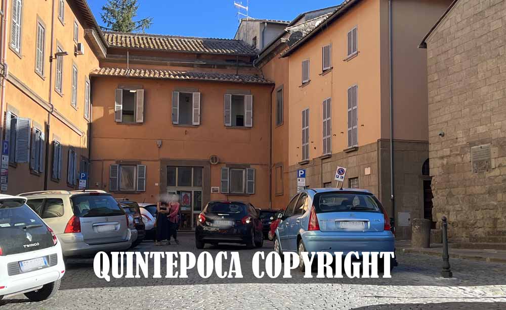 Furto in pieno giorno in piazza San Sisto di fronte alla scuola.