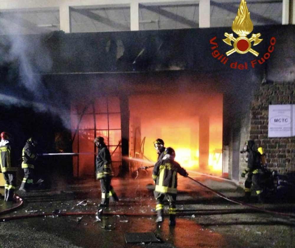 Soriano nel Cimino: vasto incendio in autoricambi.