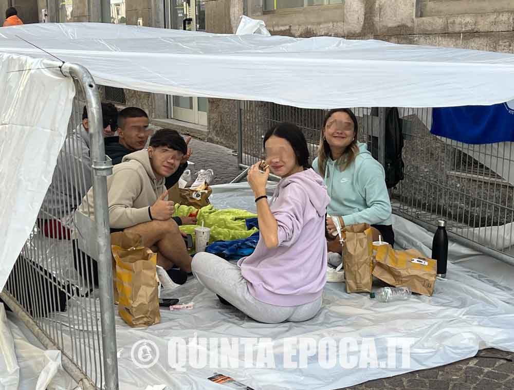 Il giovanissimo e tenace popolo di Rosa: in piazza per ore sotto la pioggia.
