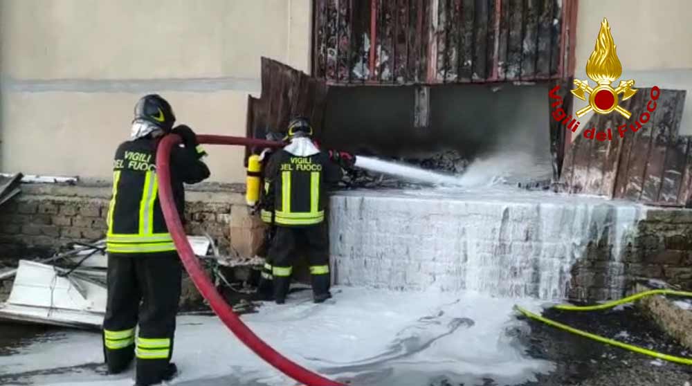 Incendio divora deposito di calzature sulla Teverina.
