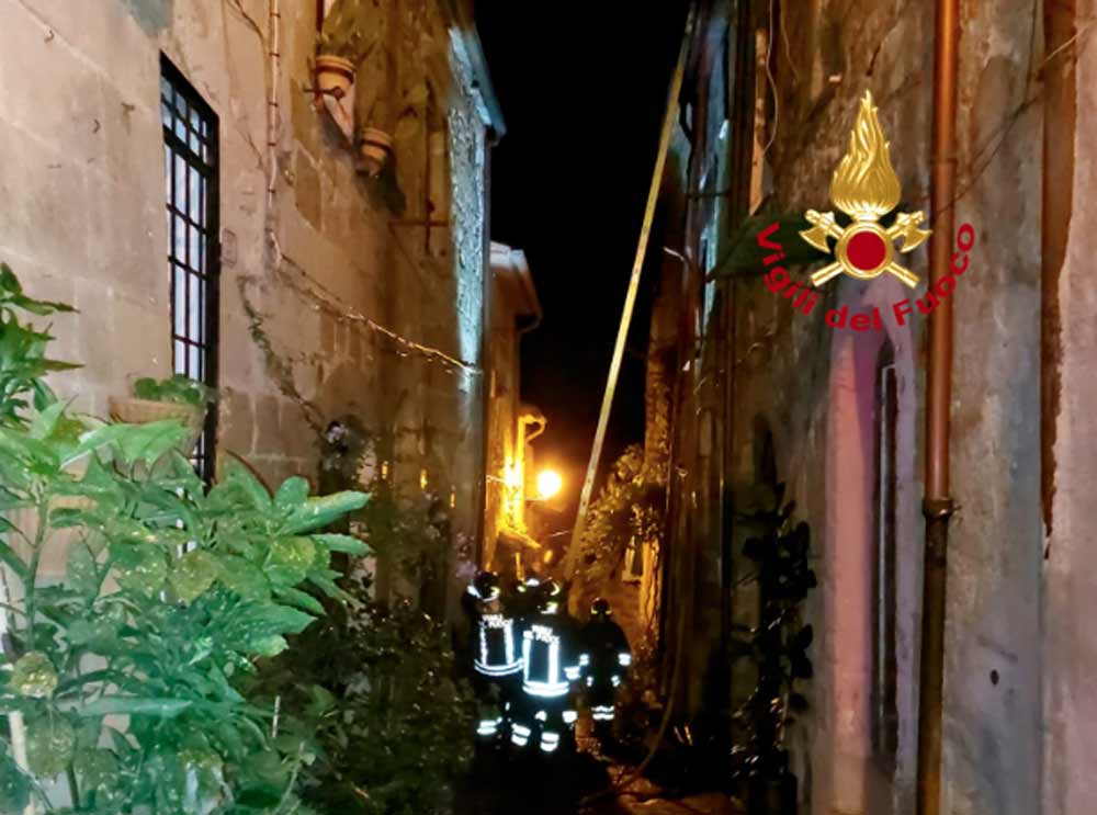 Pitigliano, incendio, crolla un solaio: feriti due vigili del fuoco e un volontario.