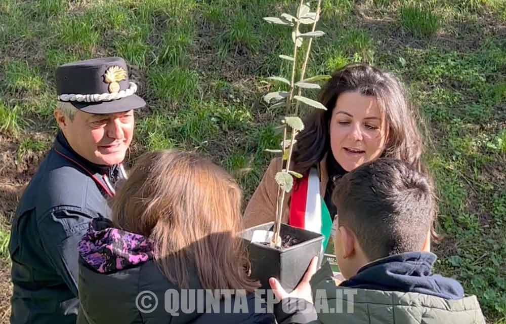Scuola Pietro Vanni celebra giornata degli alberi con due nuove piantumazioni.
