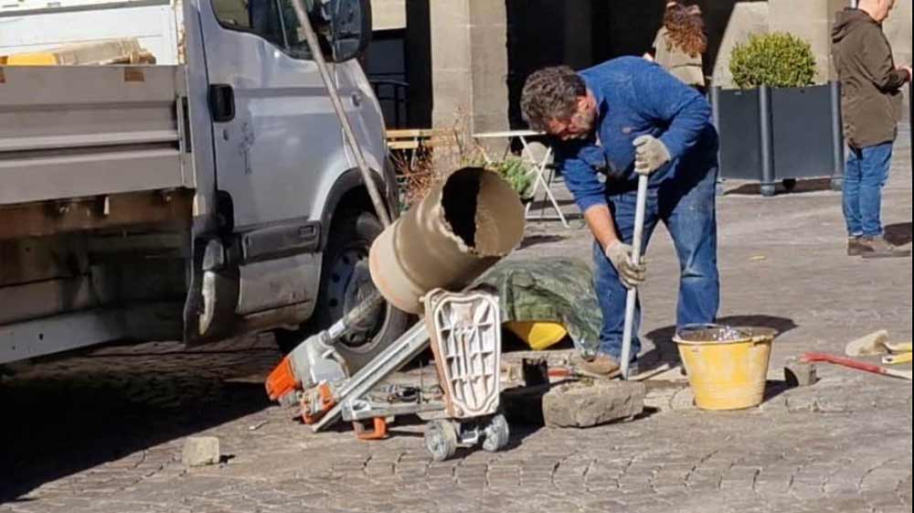 Albero di Natale “piantato” a piazza del Plebiscito: aperto un foro sulla pavimentazione.