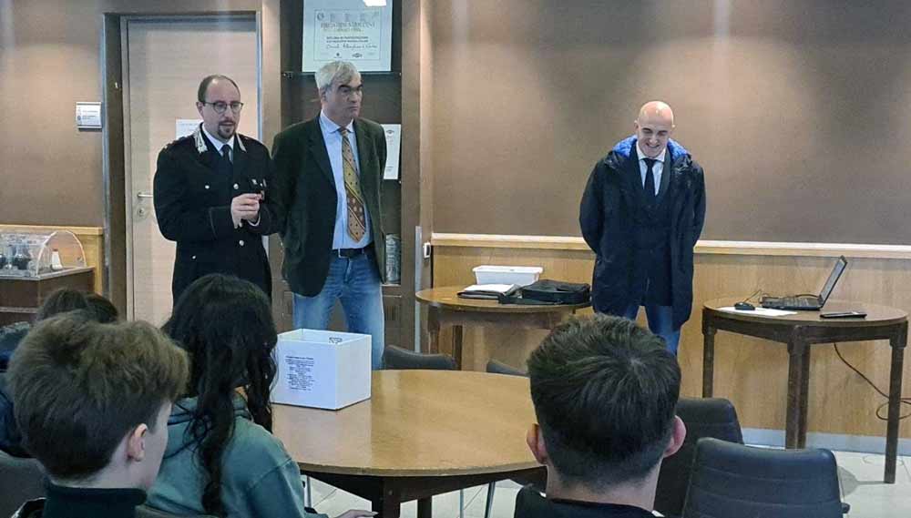 I carabinieri incontrano gli studenti della scuola alberghiera.