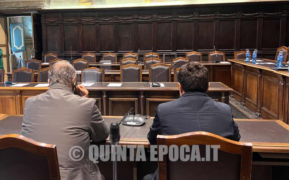 Maggioranza diserta consiglio. Opposizione: «5 mesi e già fuggono», «Si nascondono dietro sedie vuote».
