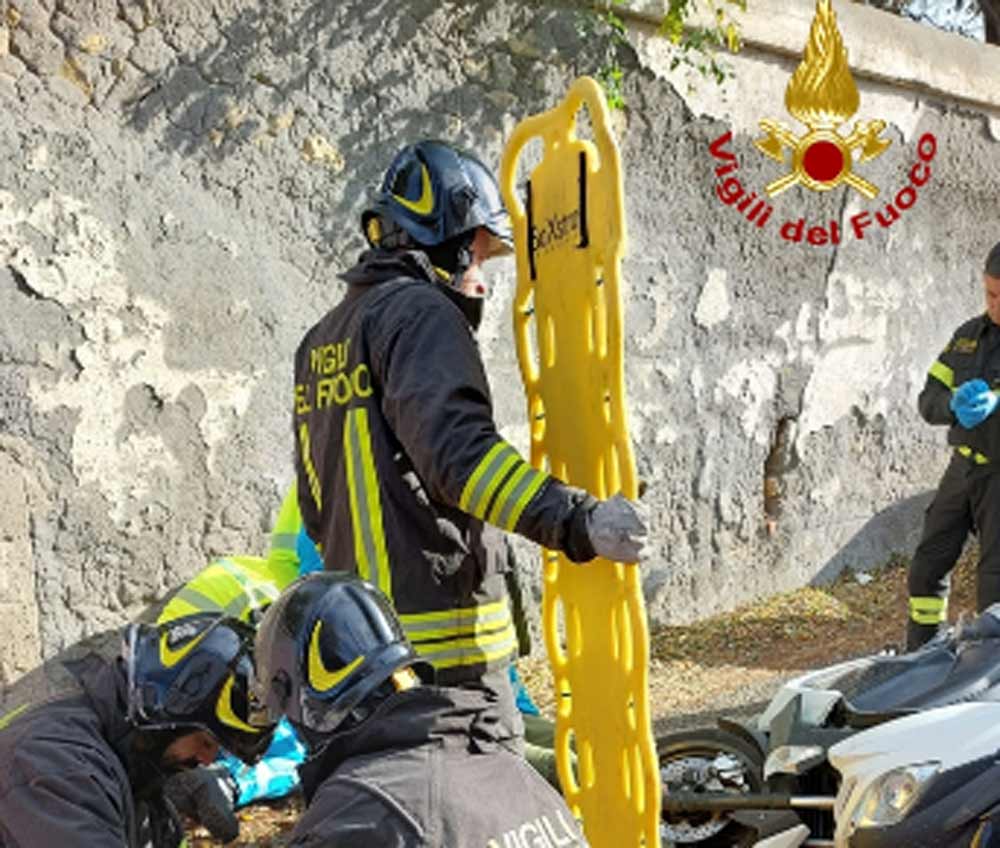 Scontro tra due auto e uno scooter: due fratelli in ospedale.