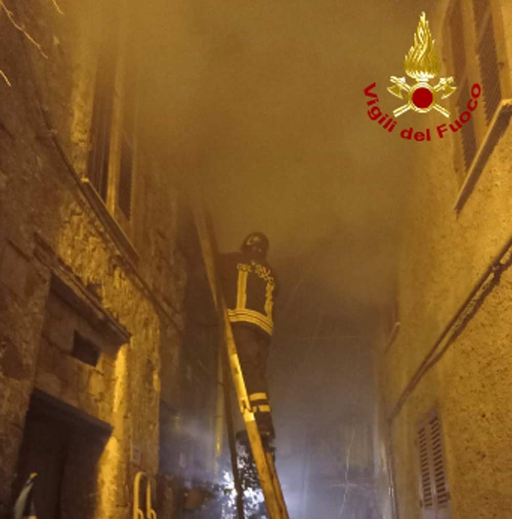 Fabrica di Roma: incendio in centro storico, in fiamme 5 appartamenti