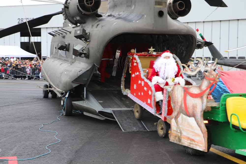 Babbo Natale con le ali dell’Esercito.