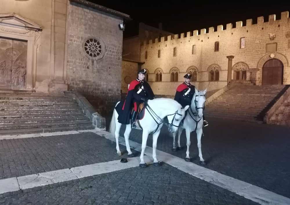 Pattuglie di carabinieri a cavallo nel centro storico.