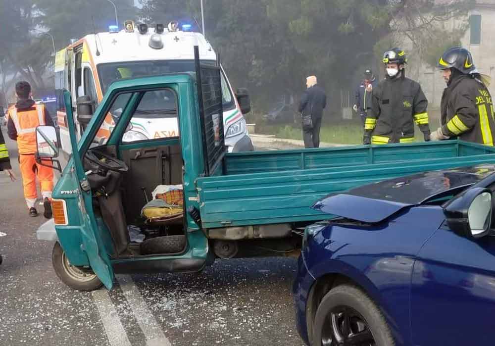 Incidente auto motocarro all’incrocio con Strada Torretta.