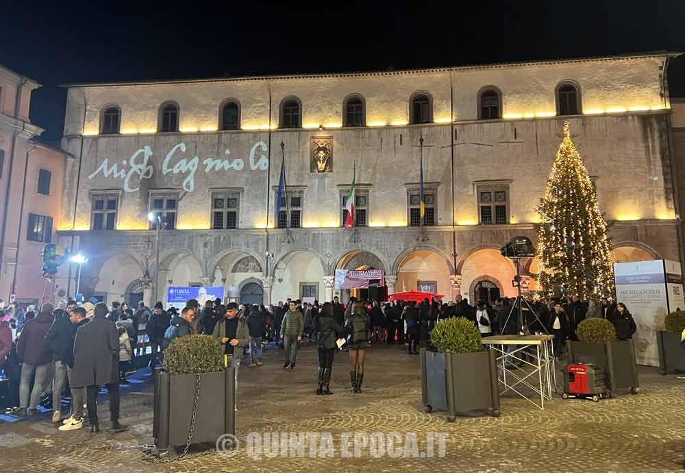 Acceso l’albero di piazza del Plebiscito: inizia il Natale del Comune.