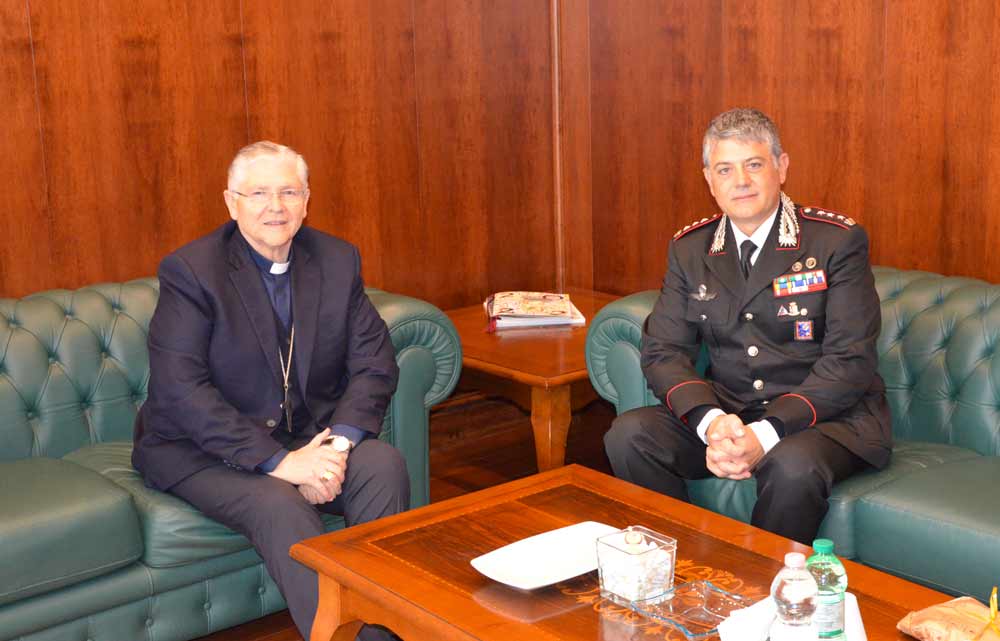 Il vescovo Piazza in visita al comando provinciale dei carabinieri.