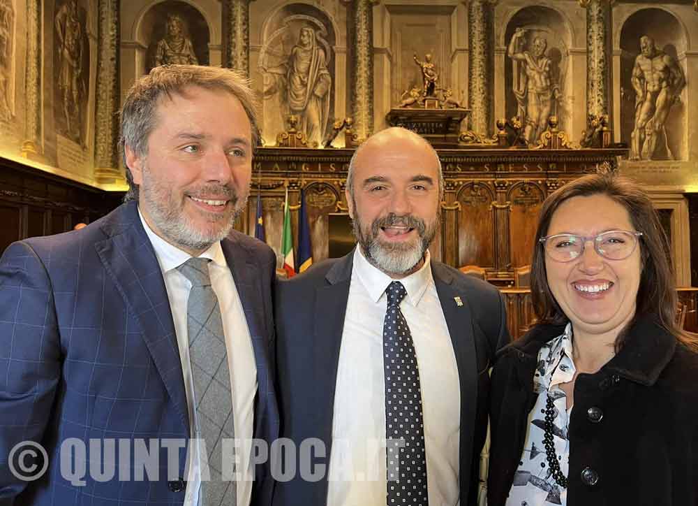 Gli assessori Emanuele Aronne, Stefano Floris, Elena Angiani nella sala del consiglio comunale.