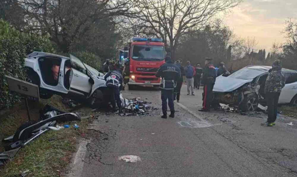 Scontro tra due auto. Un morto e tre feriti gravi.
