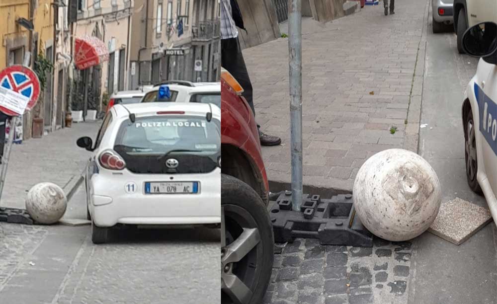Vandalismo: una palla di travertino di piazza della Rocca finisce a via Cairoli.