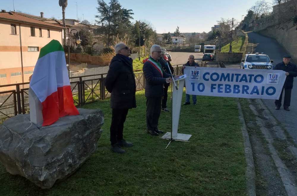 Vetralla, foibe, inaugurato monumento al carabiniere Luciano Lupattelli.