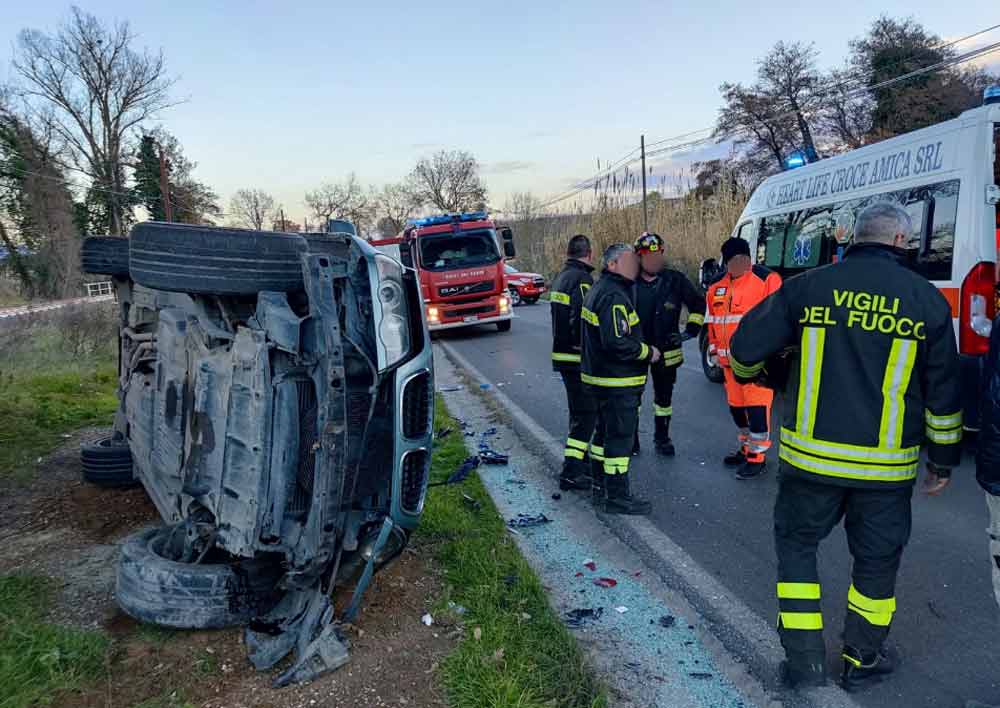 Auto cappotta su strada Falerina.