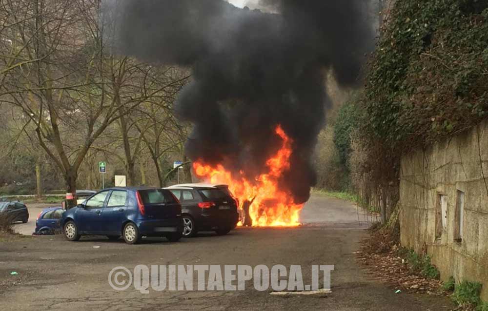 Bagnaia, auto in fiamme.