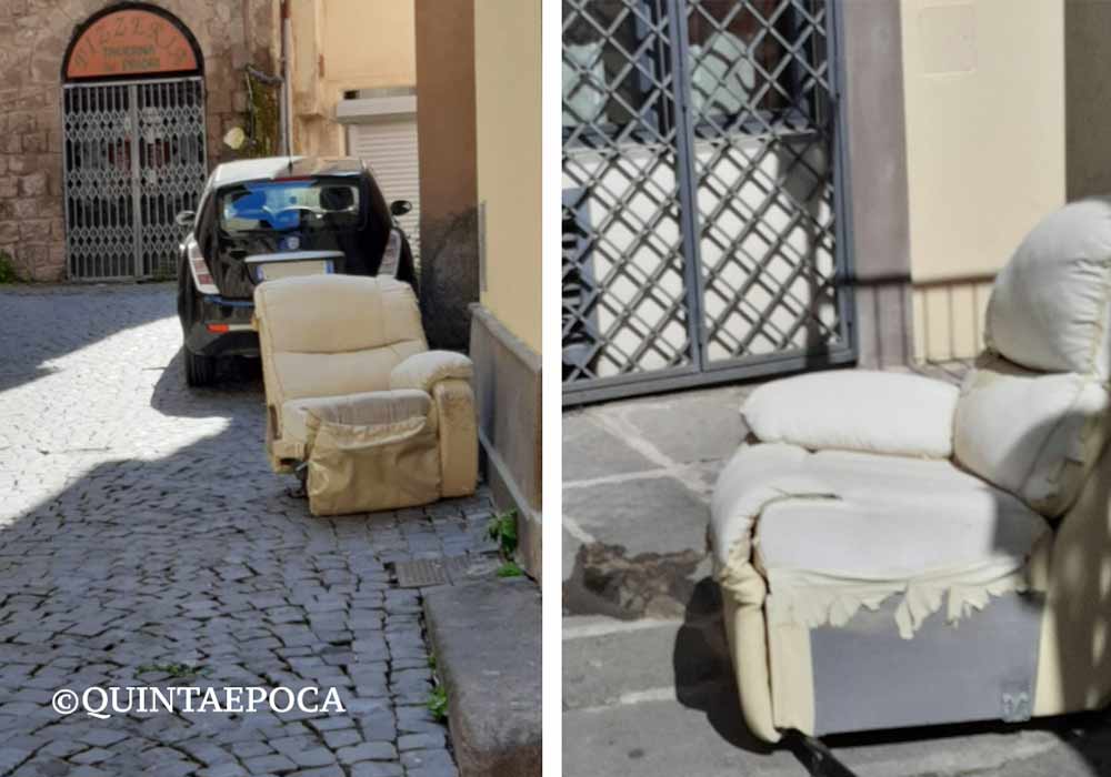 Segnalazione dei lettori: poltrona abbandonata da giorni in via Romanelli.