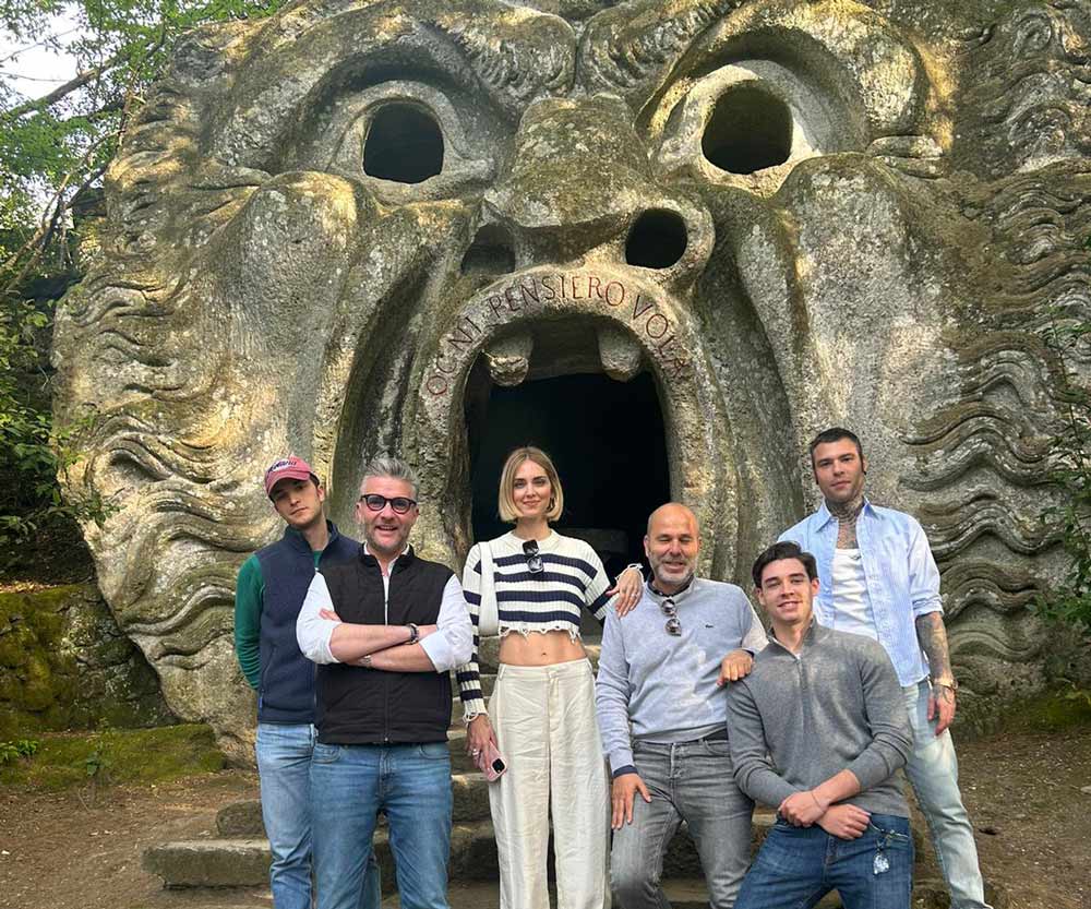 Chiara Ferragni e Fedez nella Tuscia: lo scatto al Sacro Bosco di Bomarzo.