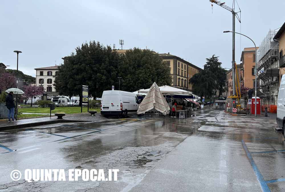 Torna il mercato in centro, a piazza della Rocca, ma il meteo dice no.