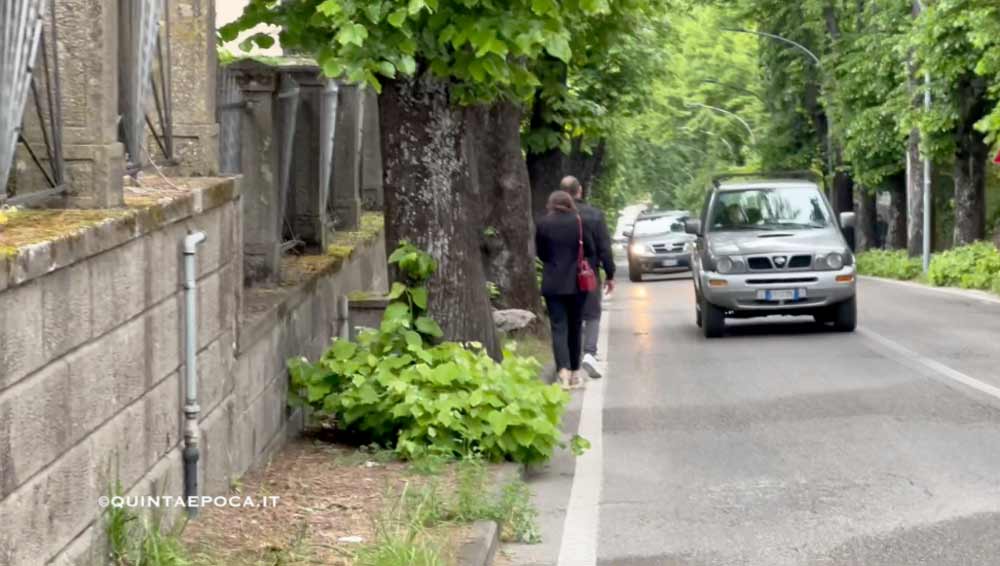 Via Santa Maria in Gradi, peggio di un parco avventura: pedoni costretti a camminare sulla corsia delle auto.