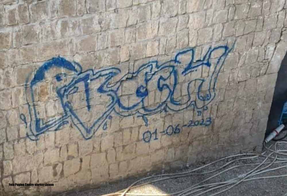 Imbrattato il muro di Palazzo Papale.