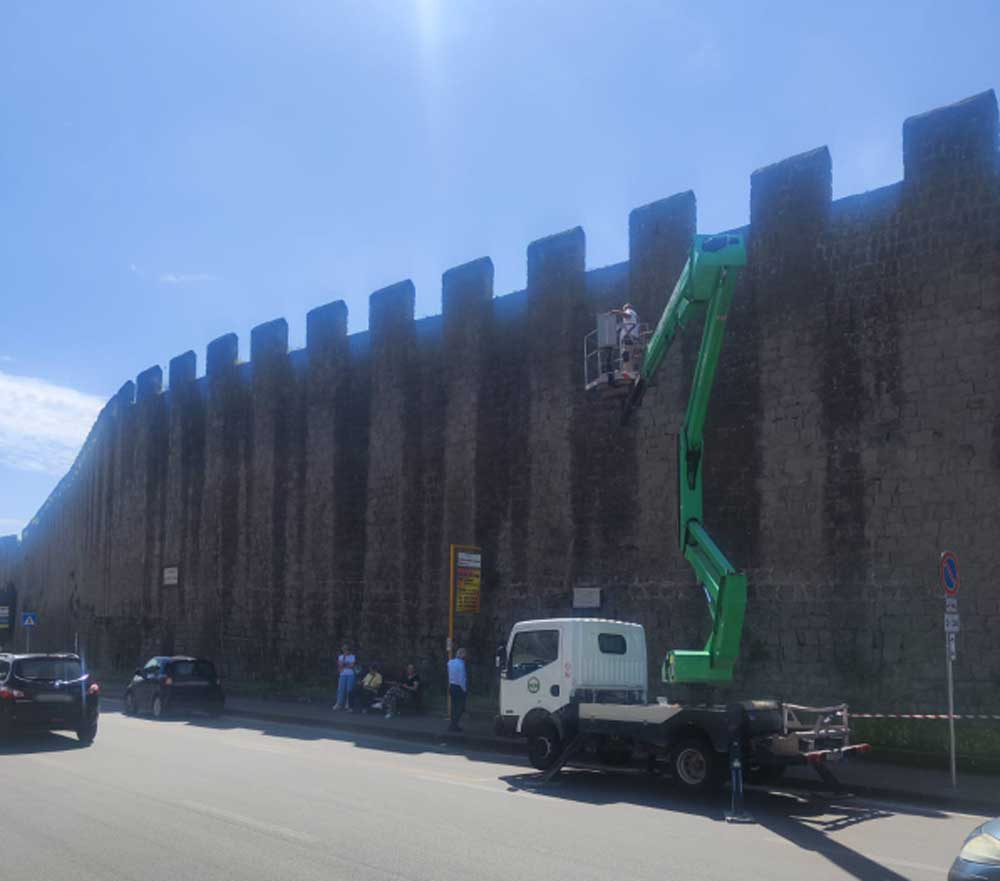 Inizia la pulizia delle mura cittadine, comprese le porte, con rimozione dell’erba.