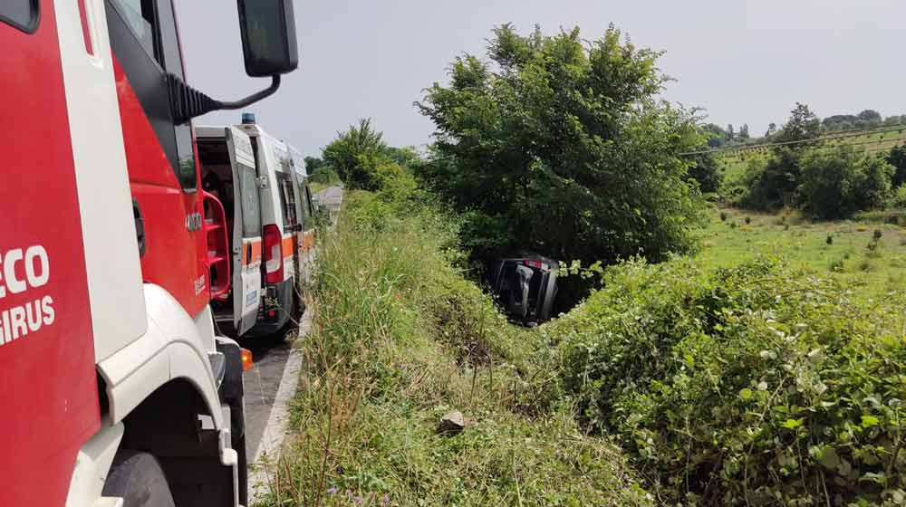 Civita Castellana, auto finisce fuori strada capovolta in un dirupo.
