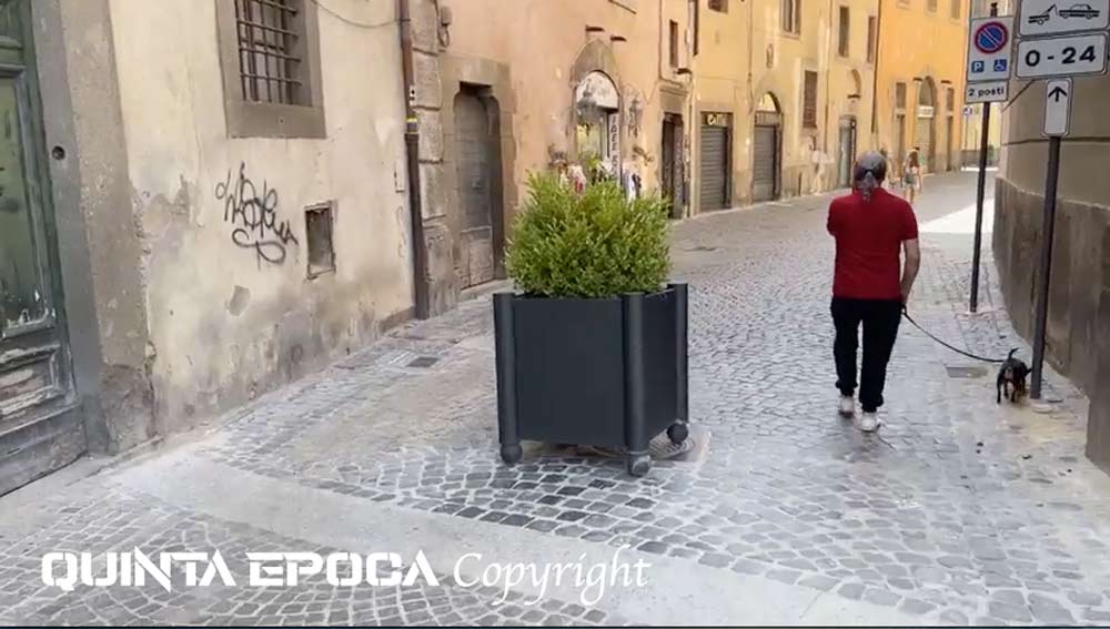 La fioriera a via San Lorenzo: le ordinanze che prevedono il traffico veicolare a determinate categorie.