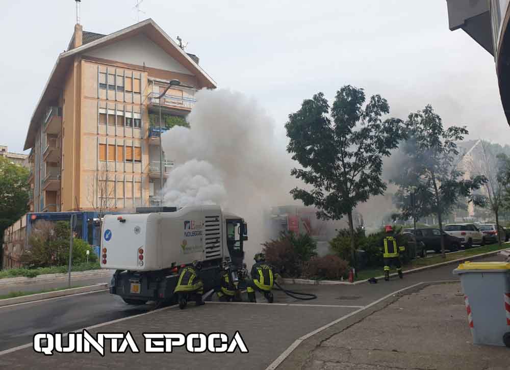 A fuoco mezzo della Viterbo Ambiente in via Genova.
