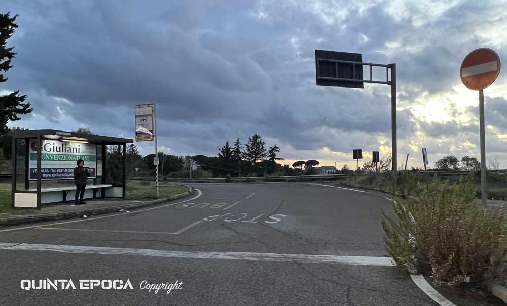 Belcolle, fermata bus lontana e in mezzo alla strada, malati e anziani costretti a lunghe camminate.