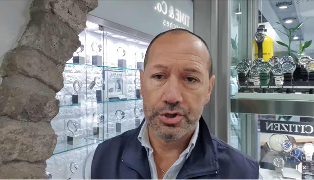 Fracassa la vetrina e ruba un orologio, il titolare: “Sindaca meno tagli di nastri e più sicurezza”.