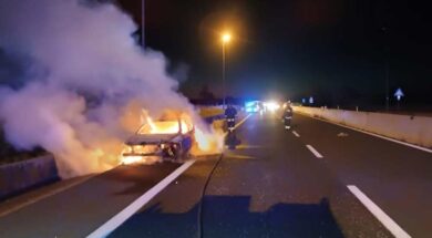 auto-incendio-superstrada-pompieri-vigili-fuoco