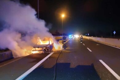 auto-incendio-superstrada-pompieri-vigili-fuoco