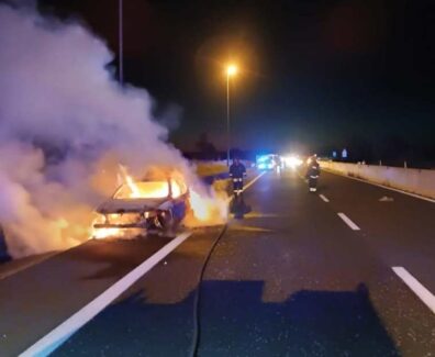 auto-incendio-superstrada-pompieri-vigili-fuoco