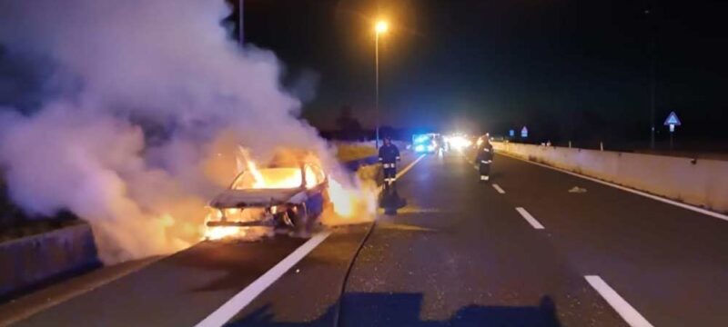 auto-incendio-superstrada-pompieri-vigili-fuoco