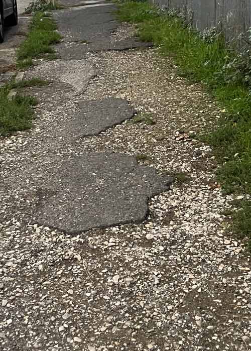 Piste ciclabili, cittadini contrari: “Prima riparate le buche”.