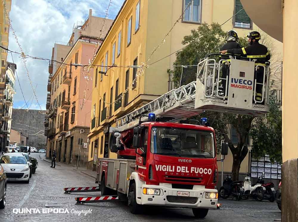 Crollo luminarie, dipendente della ditta: “Sono state recise”.