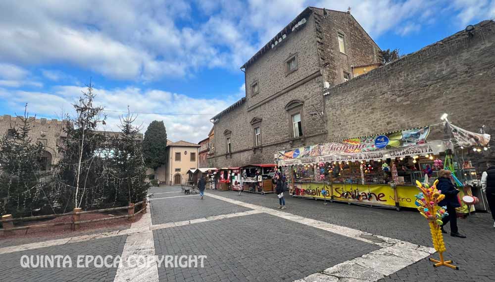 Piazza San Lorenzo, Natale 2023. Casette del mercatino natalizio.