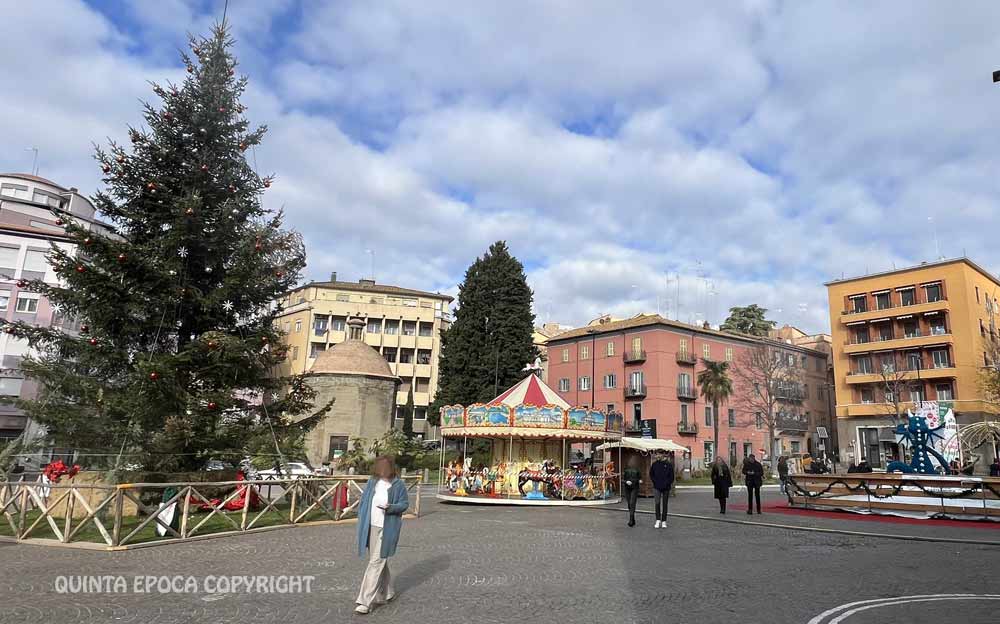 Giostra antica e albero di Natale al Sacrario